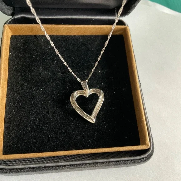 10k Solid goldHeart Necklace - Picture 4 of 10